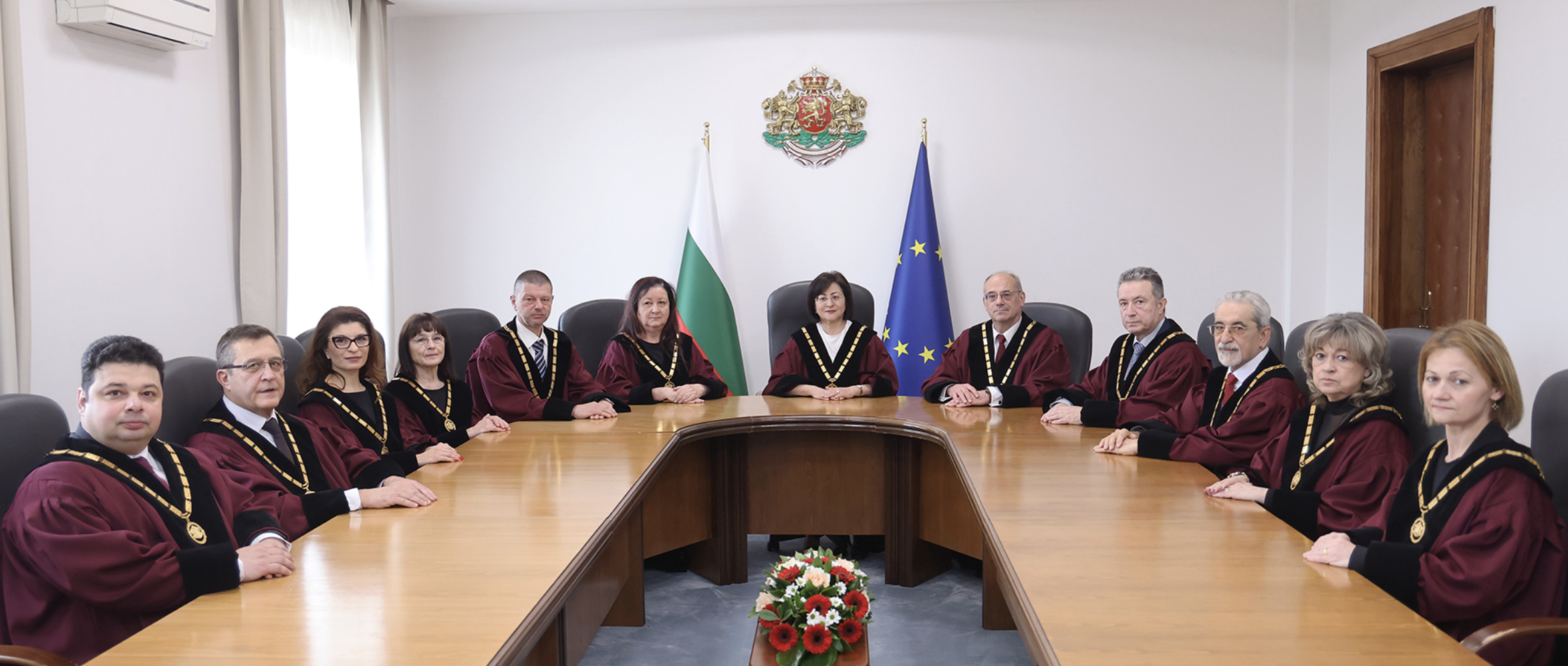 В рамките на два дни Конституционният съд образува и се произнесе по делото за оставката на президента