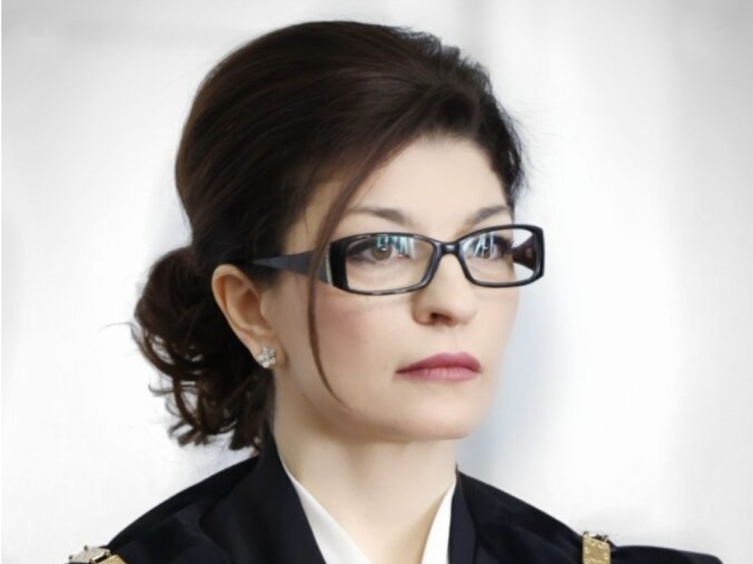 Десислава Атанасова е летяла с Пеевски до Дубай, след като е заела поста на конституционен съдия