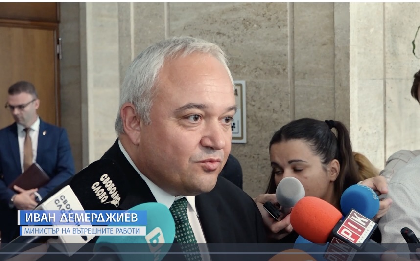 Министър Демерджиев: Да се установи на какво основание множество хора са заплащали значителни суми за полетите на Делян Пеевски